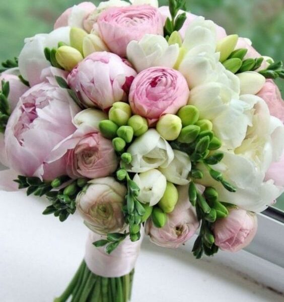 Bouquet rond serré freesia/pivoines