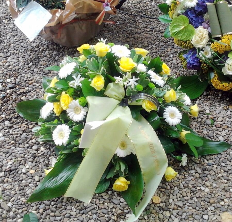Coussin rond jaune et blanc