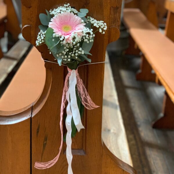 Alternative view of Banc d'église gerbera et gypsophile