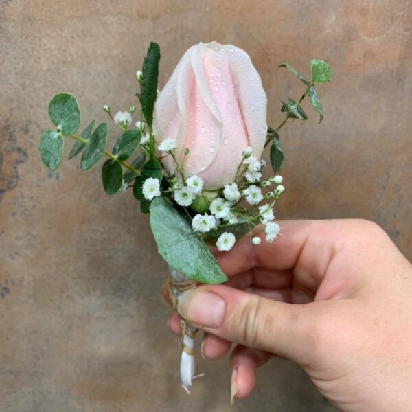 Boutonnière marié bouton de rose rose et gypsophile