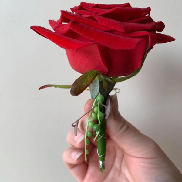 Boutonnière marié rose rouge