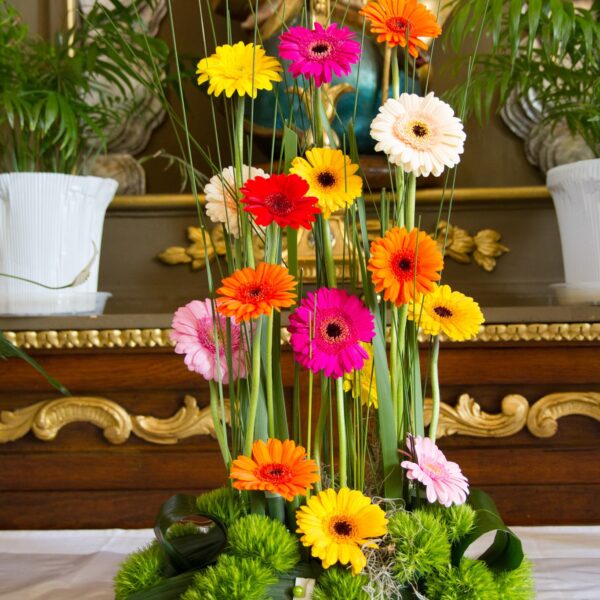 Alternative view of Arrangement d'église avec gerbera multicolor