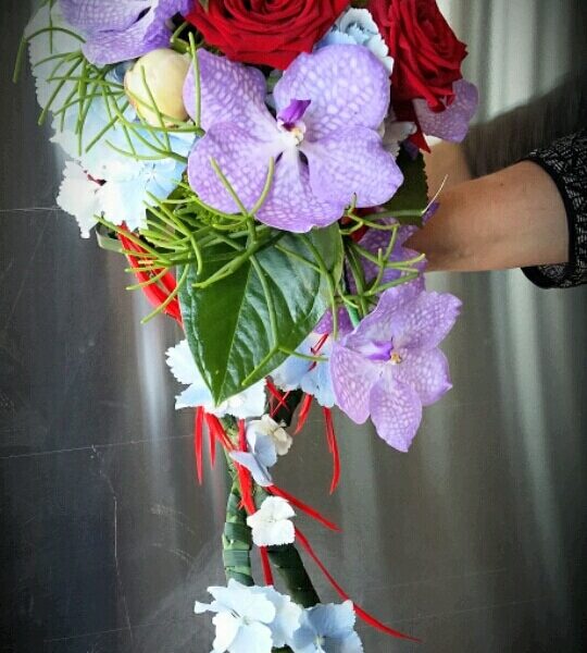 Bouquet retombant avec vanda mauve
