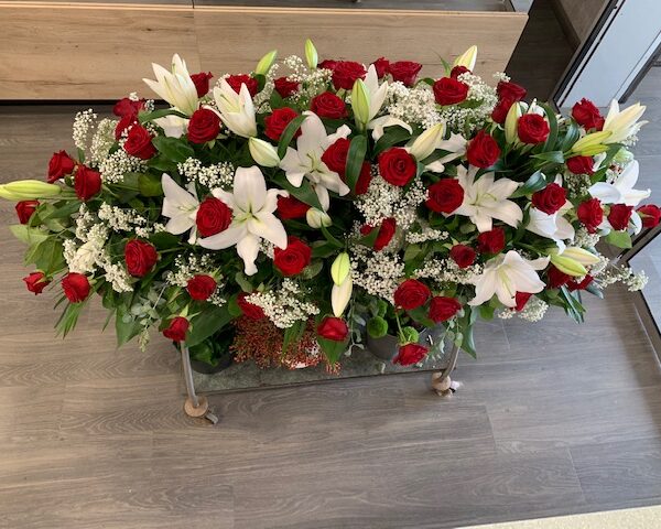 Alternative view of Dessus de cercueil roses rouge et lys blanc