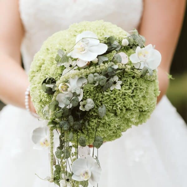 Alternative view of Bouquet retombant oeillets verts