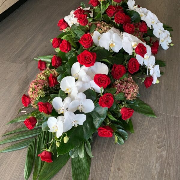 Alternative view of Dessus de cercueil roses rouge et orchidées blanche