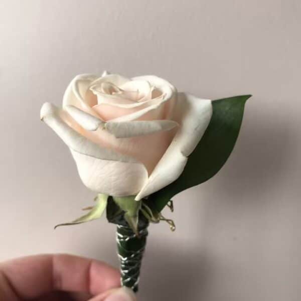 Boutonnière marié rose crème