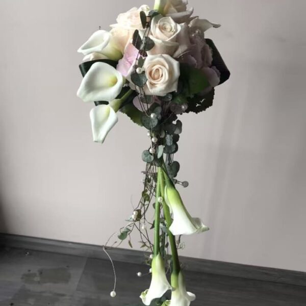 Bouquet retombant rose poudré/blanc