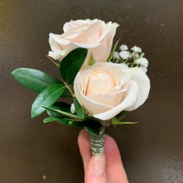 Alternative view of Boutonnière témoin/papa mini roses