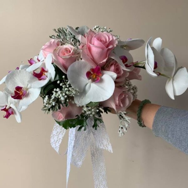 Bouquet allongé avec orchidées