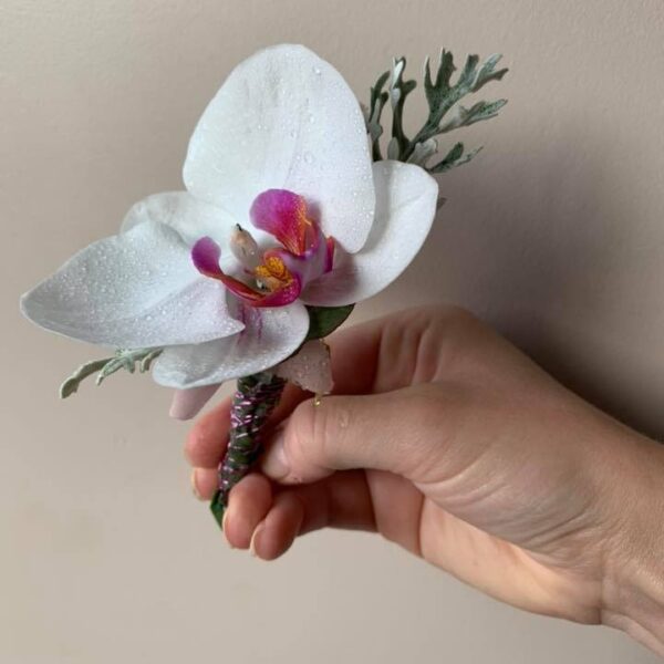 Boutonnière orchidée blanche cœur rose