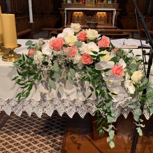 Arrangement autel rose et blanc