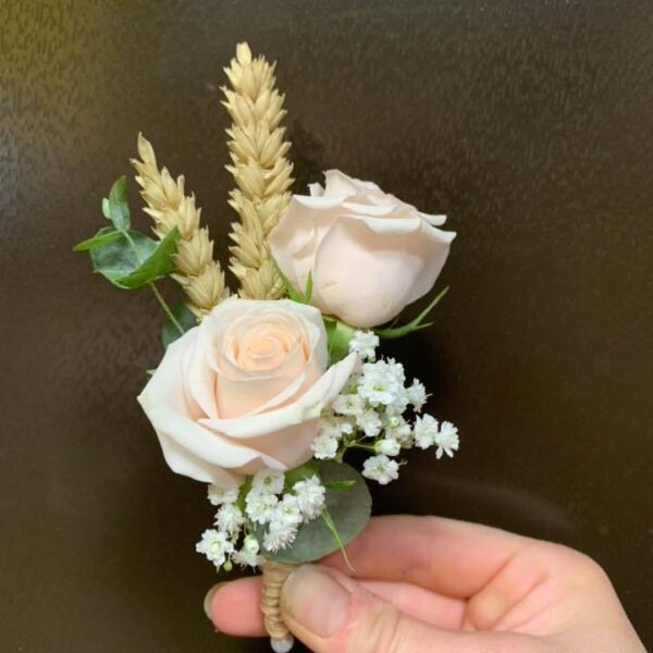 Boutonnière mini roses crème et épis de blé