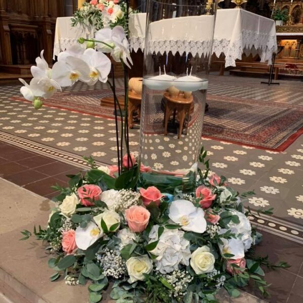 Décor d'église autour d'un vase