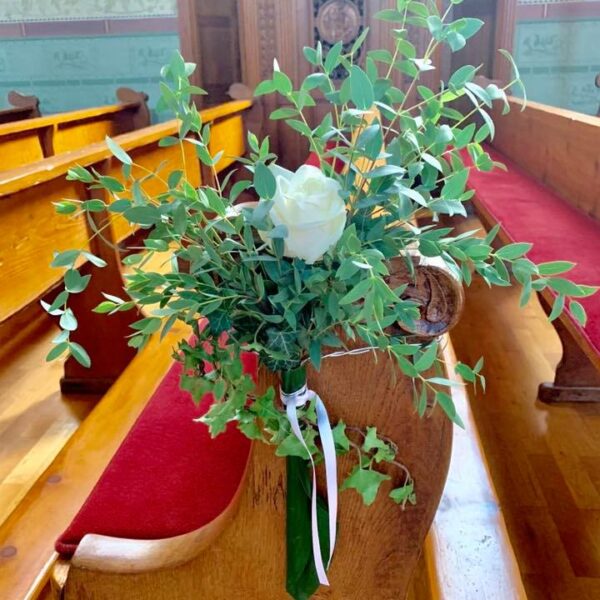 Banc d'église rose blanche et eucalyptus