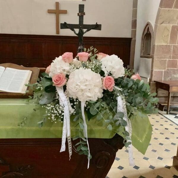 Petit arrangement autel rose et blanc