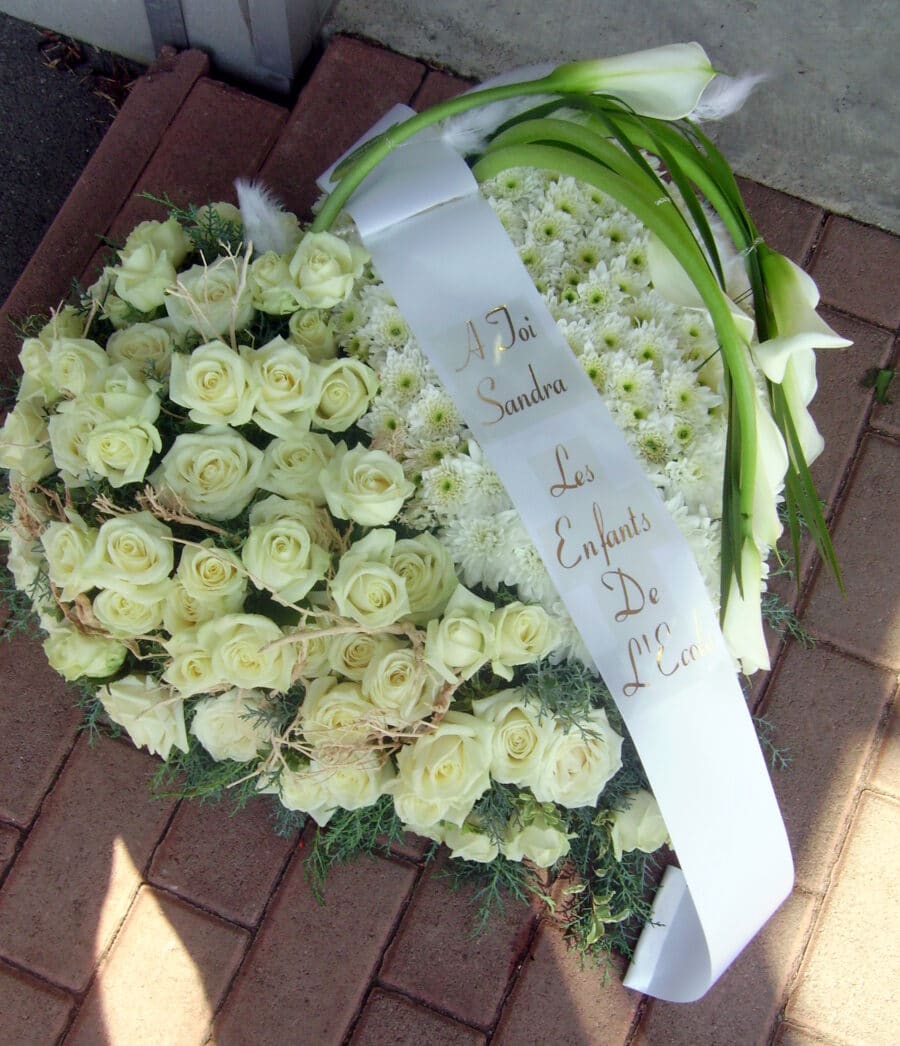 Cœur blanc roses blanche et chrysanthème