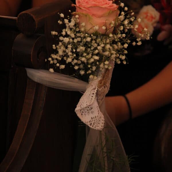 Alternative view of Banc d'église rose rose et gypsophile