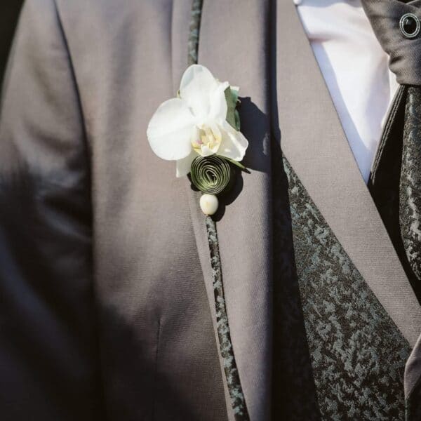 Boutonnière marié orchidée blanche