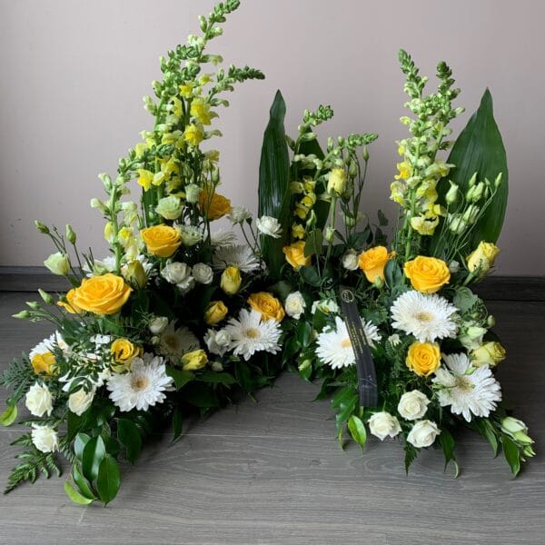 Devant de cercueil arrondi jaune et blanc