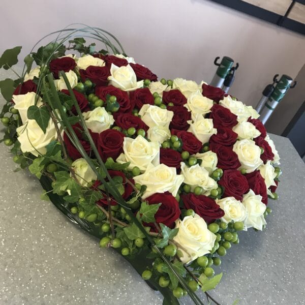 Alternative view of Cœur roses rouge et blanche
