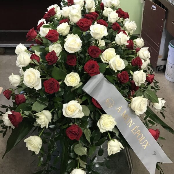 Alternative view of Dessus de cercueil roses rouge et blanche