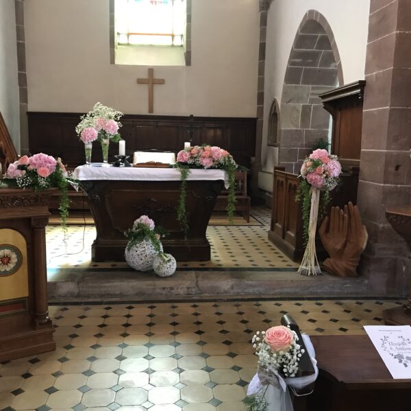 Ensemble de décor d'église rose