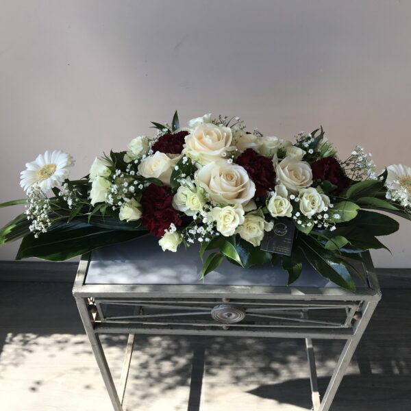 Arrangement de table en longueur blanc/bordeaux