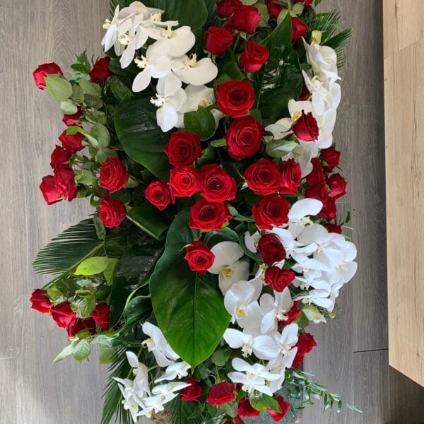 Alternative view of Demi dessus de cercueil orchidées blanche et roses rouge