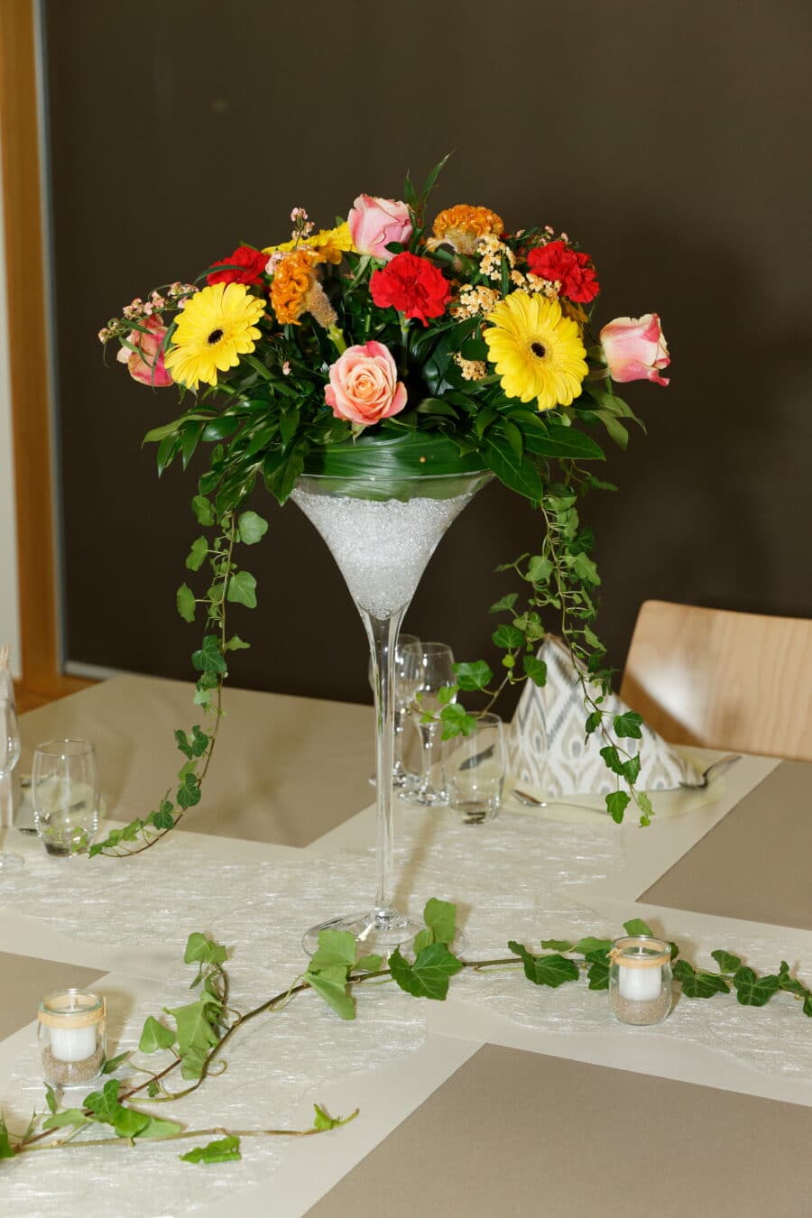 Arrangement vase martini coloré