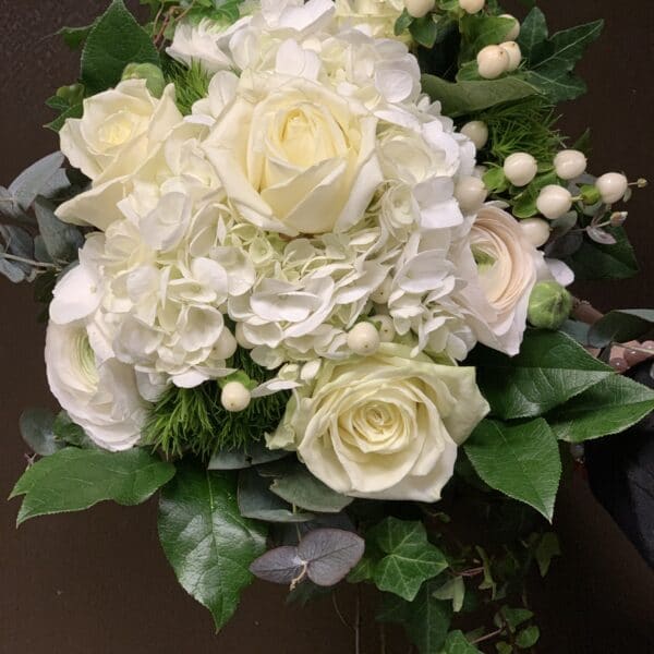 Alternative view of Bouquet de mariée retombant blanc avec lierre