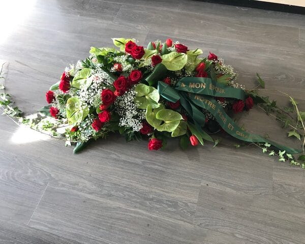 Demi dessus de cercueil rouge/vert et gypsophile