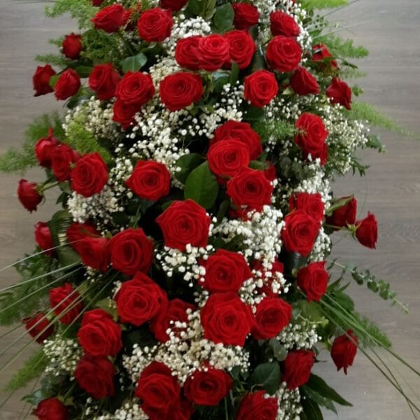 Dessus de cercueil roses rouge et gypsophile