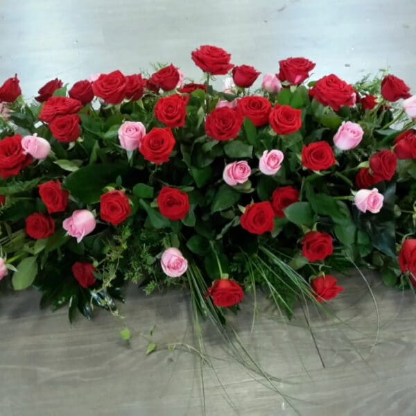 Dessus de cercueil roses rouge et rose