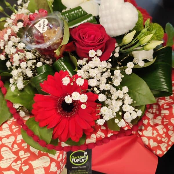 Alternative view of Grand Bouquet rond rouge et blanc en poche d'eau