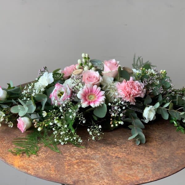 Alternative view of Arrangement de table champêtre en longueur rose et blanc