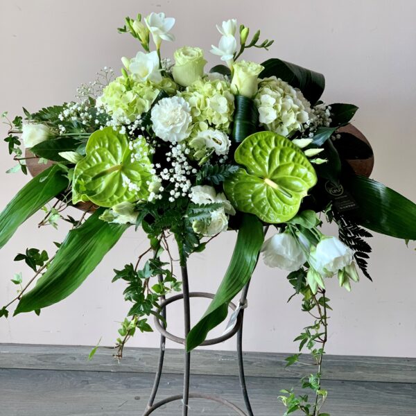 Arrangement autel vert avec une touche de blanc