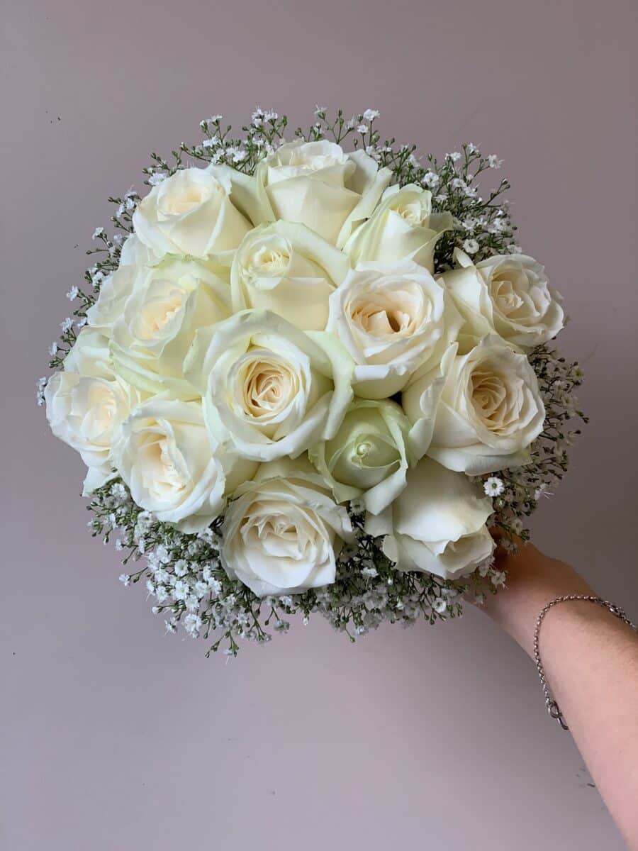 Bouquet de mariée roses blanches et gypsophile