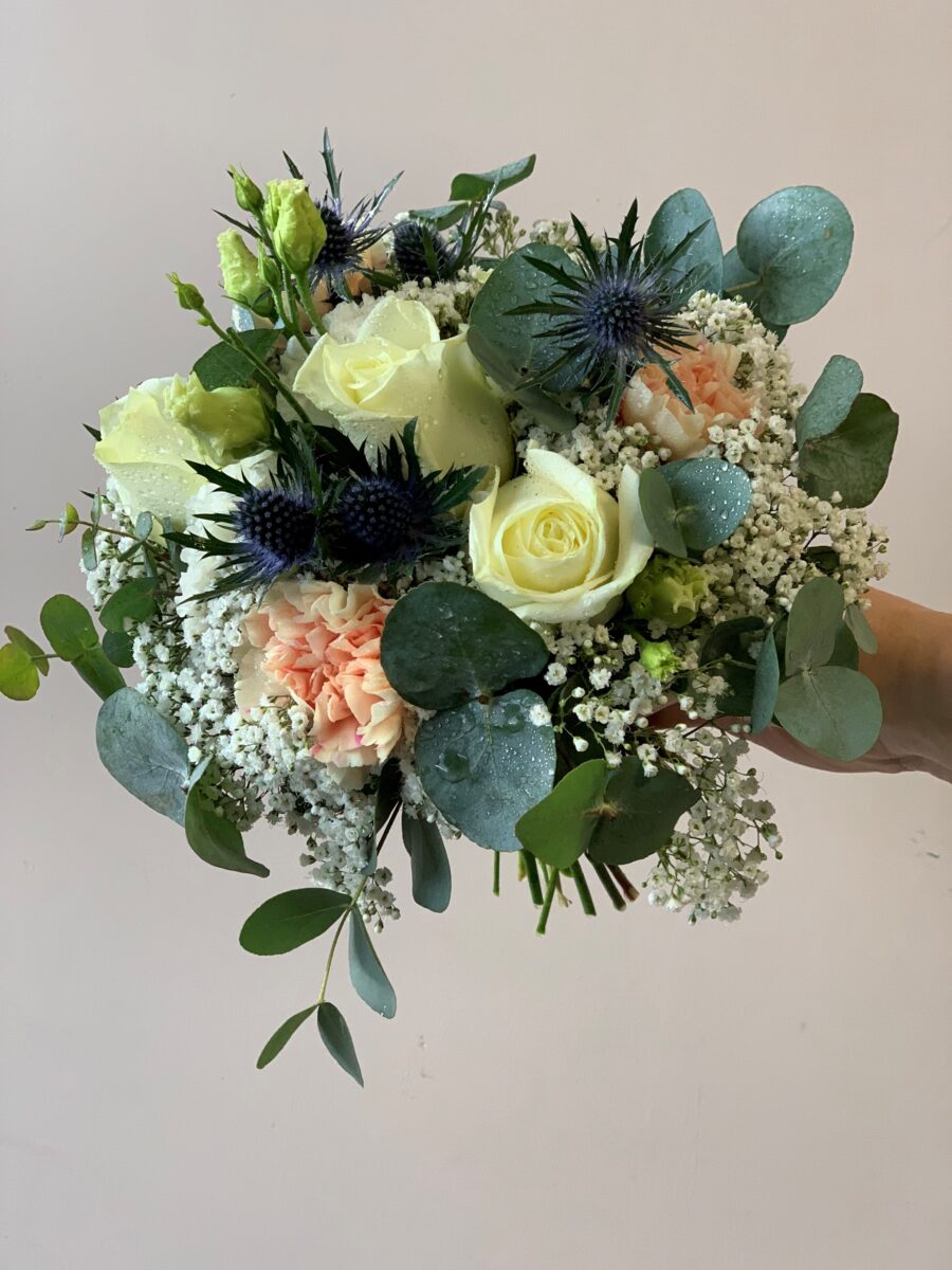 Bouquet de mariée blanc, pêche et bleuté