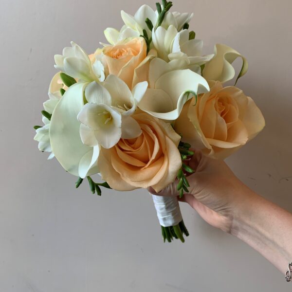 Alternative view of Bouquet de mariée rond pêche et blanc sans feuillage