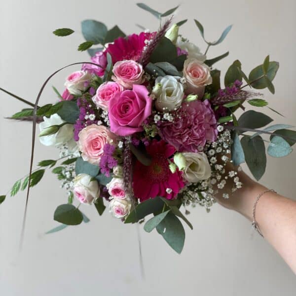 Bouquet de mariée champêtre rose fuchsia, rose pâle et touche de blanc