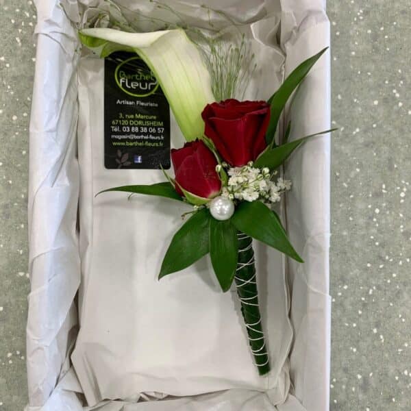 Boutonnière marié Arum (calla), mini roses rouge et gypsophile