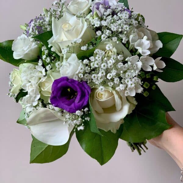 Alternative view of Bouquet de mariée rond blanc et touche de mauve