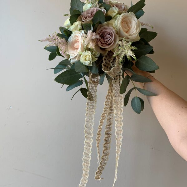 Alternative view of Bouquet de mariée rond de couleurs vieux rose/mauve et blanc