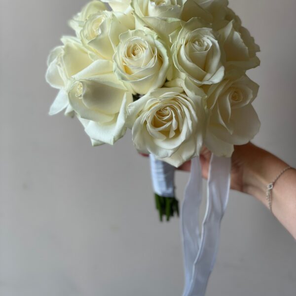 Bouquet de mariée uniquement en roses blanche