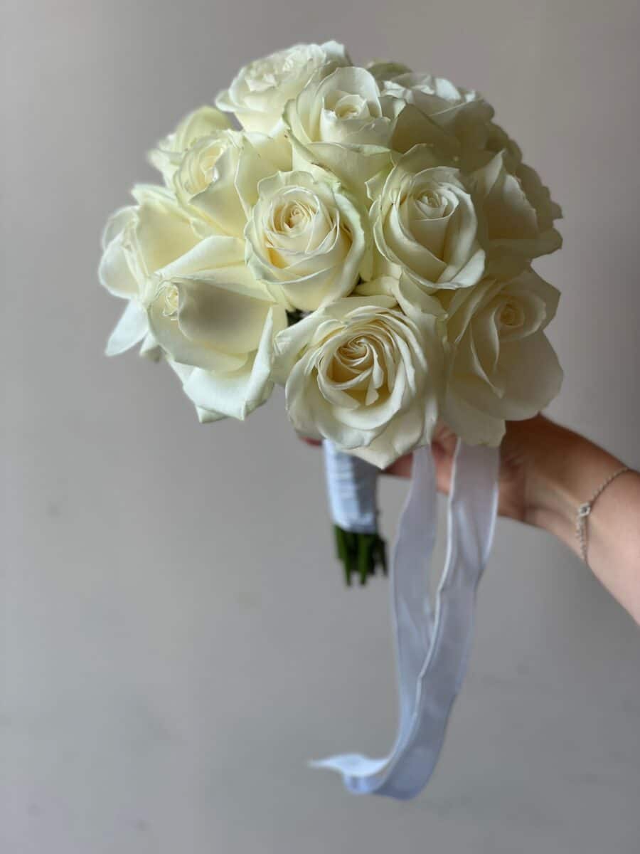 Bouquet de mariée uniquement en roses blanche