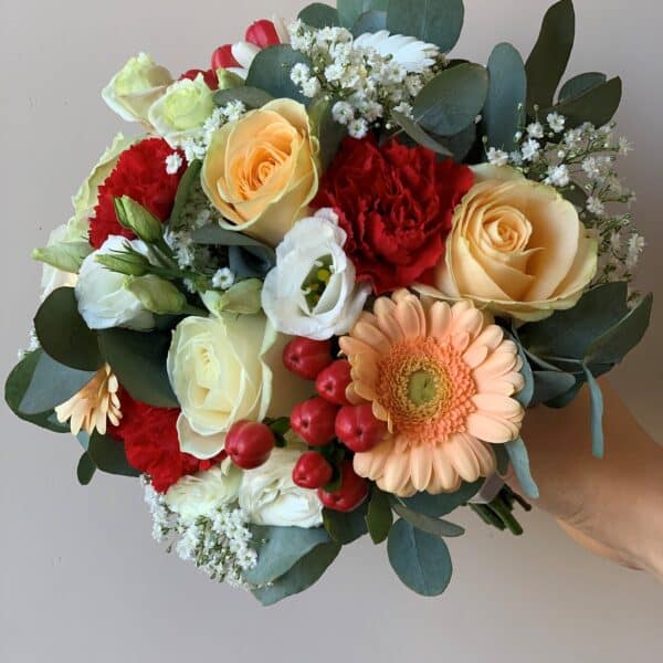 Alternative view of Bouquet de mariée rond pêche, blanc et une touche de rouge