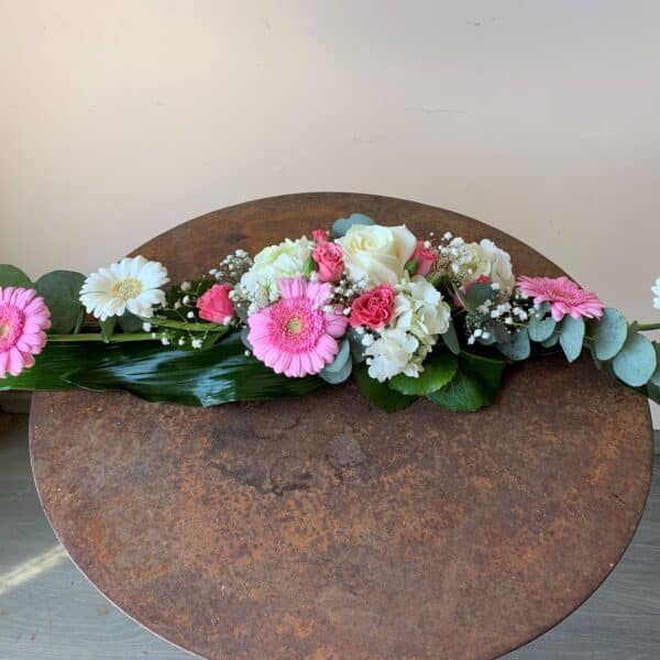 Arrangement de table en longueur rose et blanc