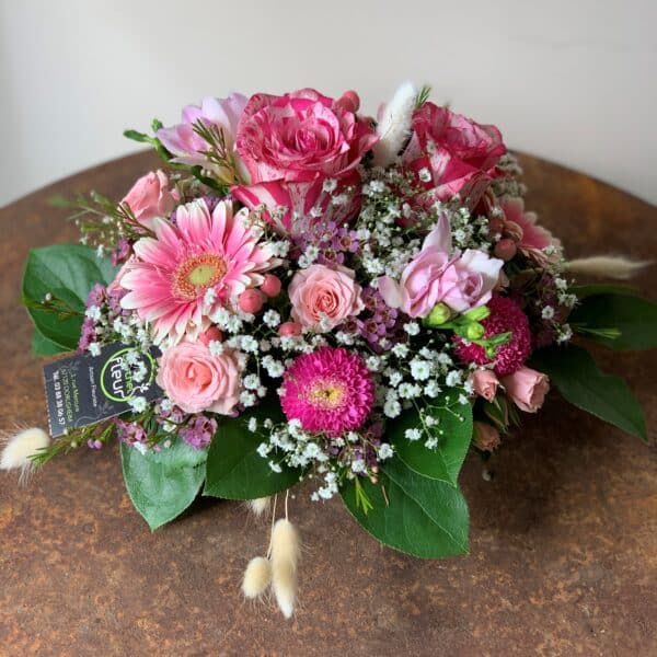 Alternative view of Arrangement de table en rond champêtre rose