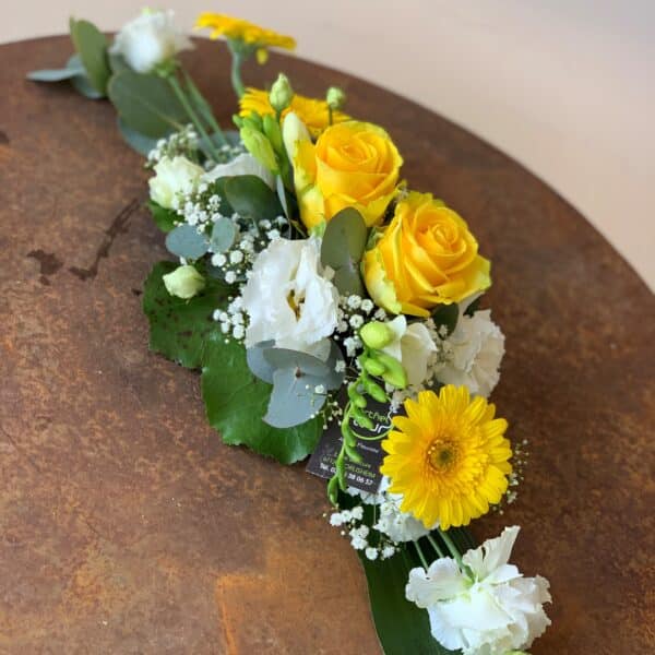 Alternative view of Arrangement de table en longueur jaune et blanc